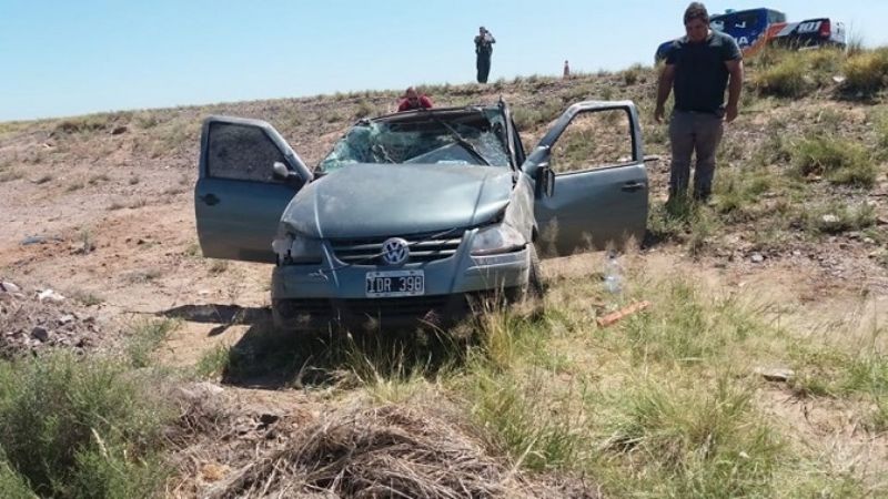 Se reventó un neumático y volcaron espectacularmente