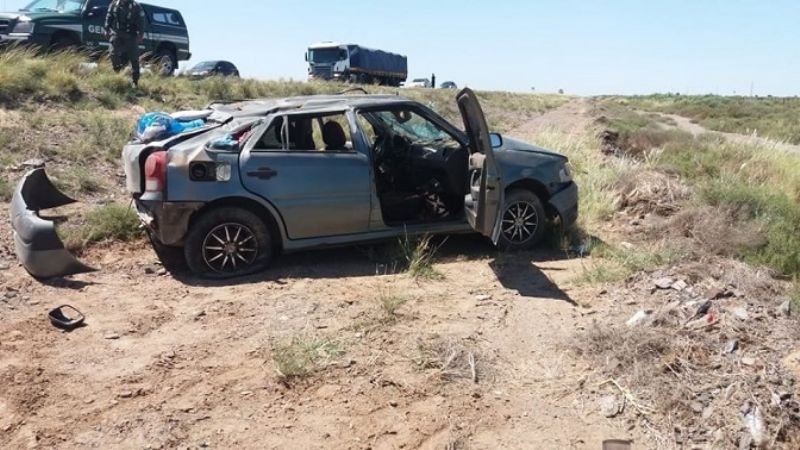 Se reventó un neumático y volcaron espectacularmente