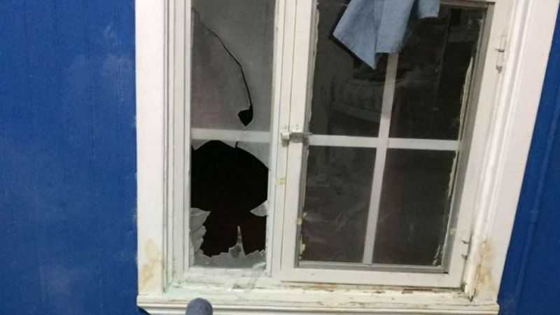 Estaba en la cocina de su casa y recibió una pedrada en la cabeza