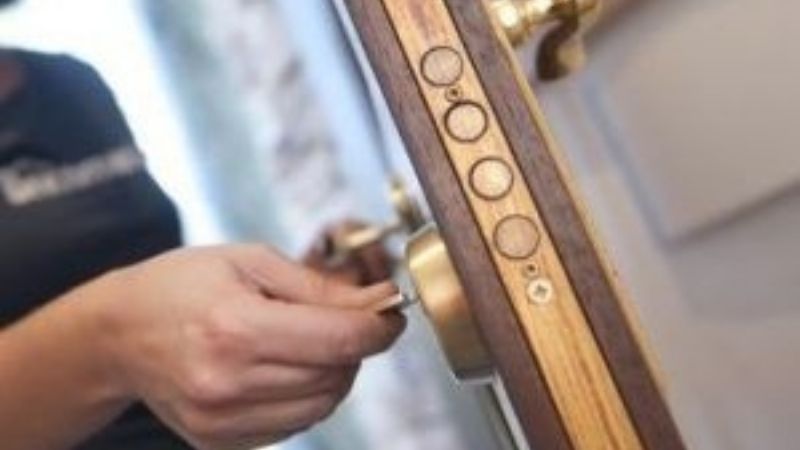 Dos niños estaban al cuidado de su padre y los dejó encerrados