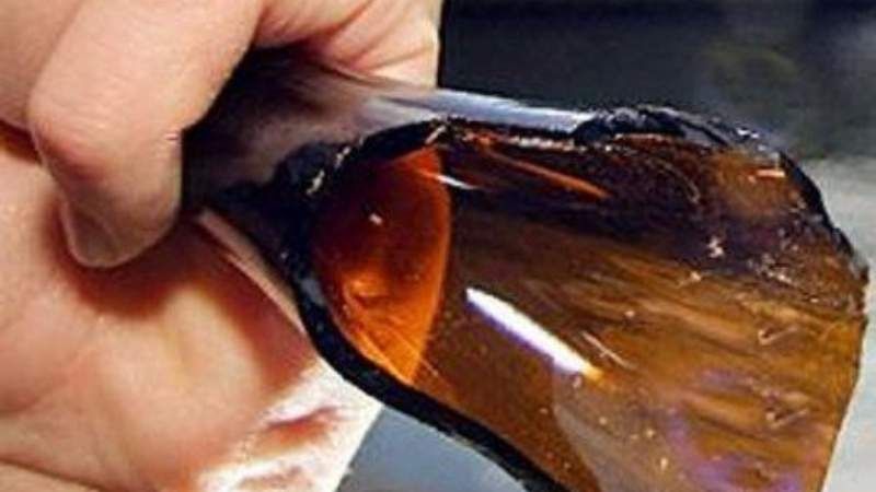 Rompió una botella de vidrio y se la clavó en el abdomen