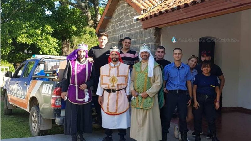 Policías se vistieron de Reyes Magos y recorrieron Ancasti