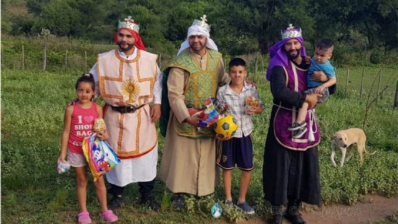 Policías se vistieron de Reyes Magos y recorrieron Ancasti