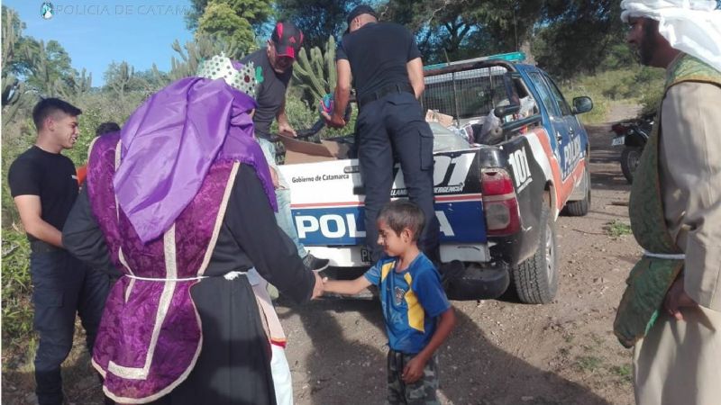 Policías se vistieron de Reyes Magos y recorrieron Ancasti
