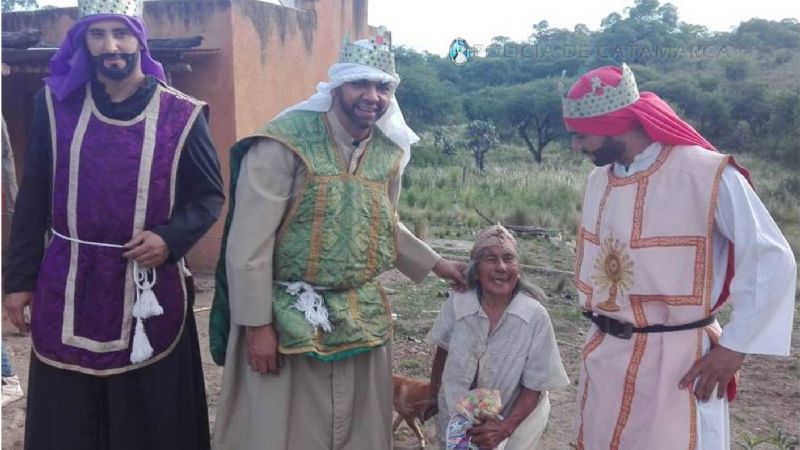 Policías se vistieron de Reyes Magos y recorrieron Ancasti