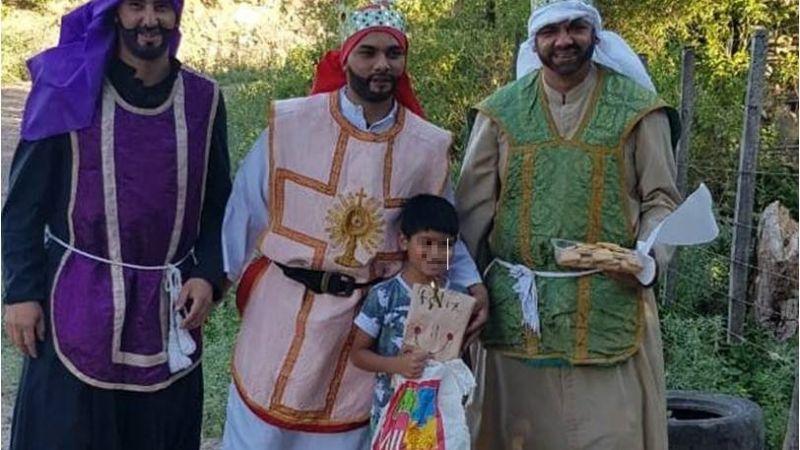 Policías se vistieron de Reyes Magos y recorrieron Ancasti