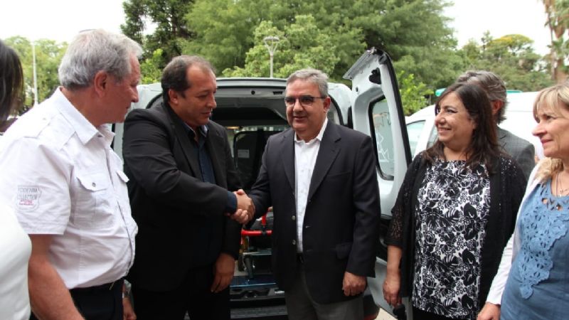 Raúl entregó ambulancias para el municipio de Recreo