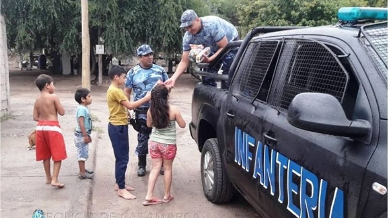 Reyes: policías entregaron juguetes