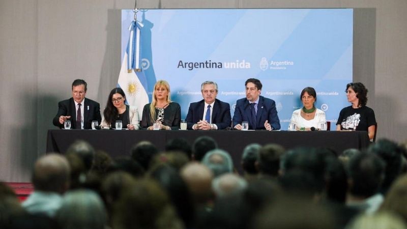El Gobierno analiza convocar a paritarias en enero