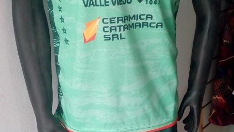 El “Santo” chacarero con nueva "pilcha" de trabajo