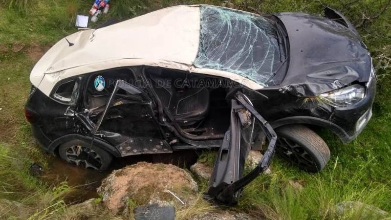 Un auto con seis ocupantes se desbarrancó en El Alto
