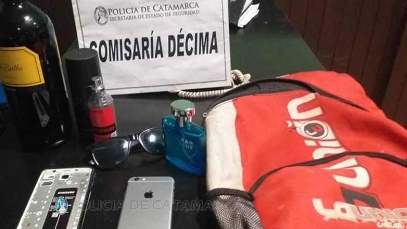 Demoran a un adolescente con una mochila repleta de cosas robadas