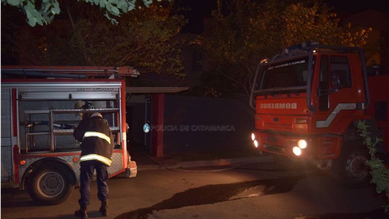 Bomberos apagaron un incendio en una vivienda