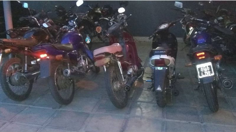 Secuestran 19 vehículos y arrestan a 8 personas sin documentación