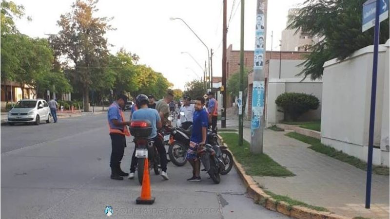 Secuestran 19 vehículos y arrestan a 8 personas sin documentación