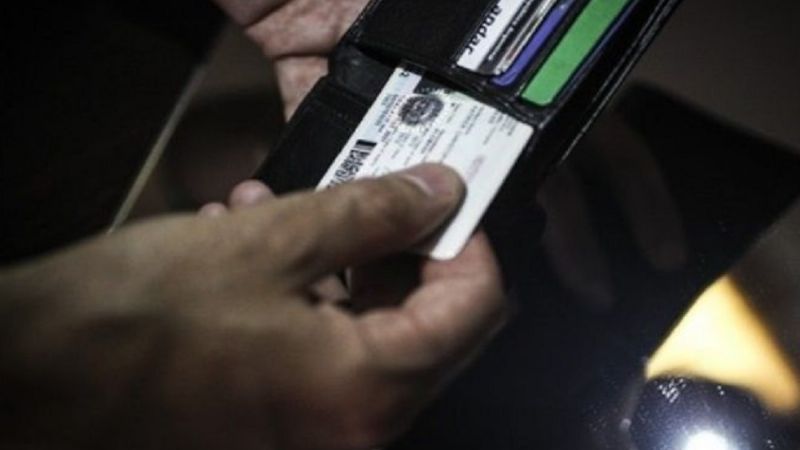 Policía le pidió la identificación y terminó golpeado