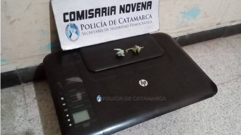 Aprehenden a un joven, secuestran una impresora y droga