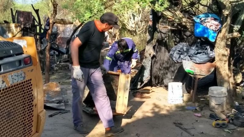 Brindaron asistencia a familia que perdió todo en un incendio