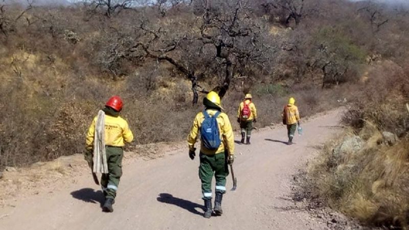 Continúan activos los incendios de La Cébila y Yerba Buena