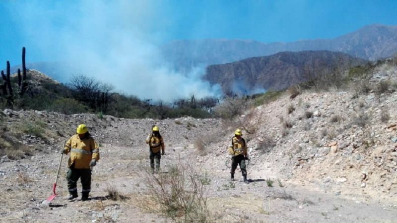 Continúan activos los incendios de La Cébila y Yerba Buena