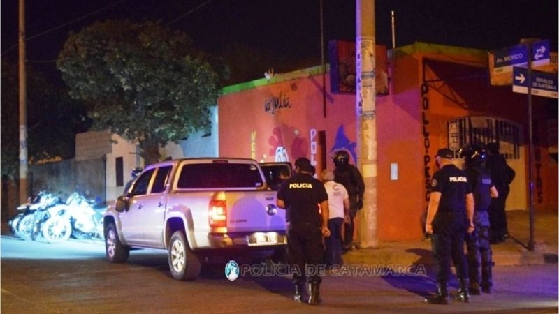 Intentaron embestir a policías en un control