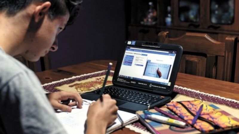 Jóvenes destacan la educación virtual, pero quieren volver a las aulas