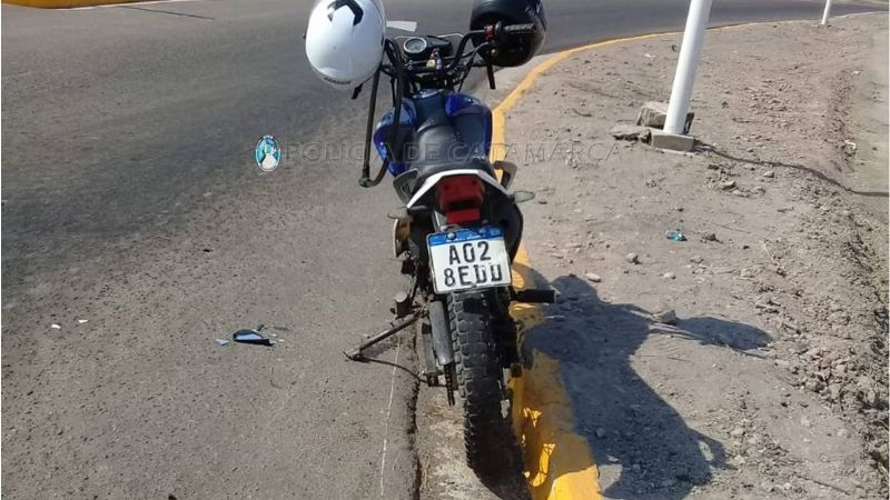 Motociclistas derraparon en la rotonda de la ruta 1