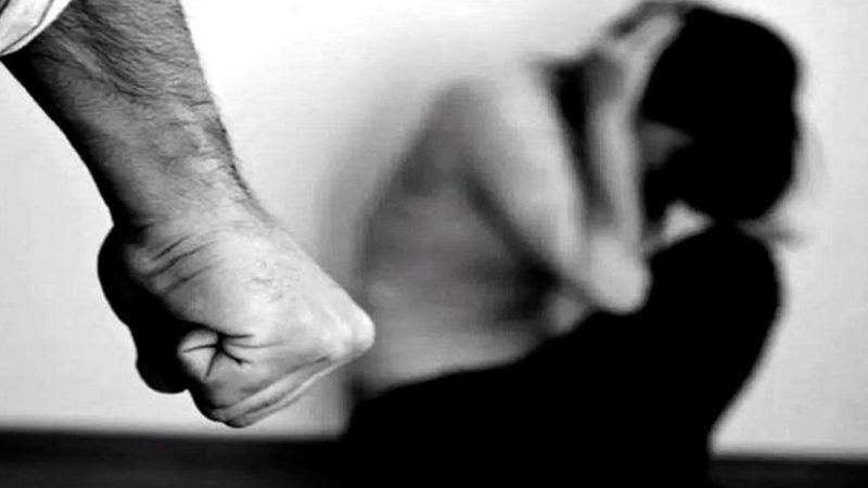 Detienen a un hombre por golpear a su madre y otro por agredir a su ex