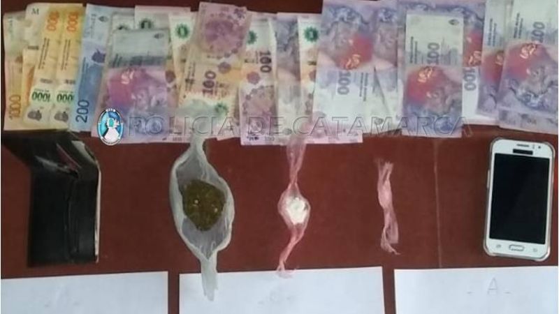 Detienen a un hombre con tres envoltorios de marihuana y dos de cocaína