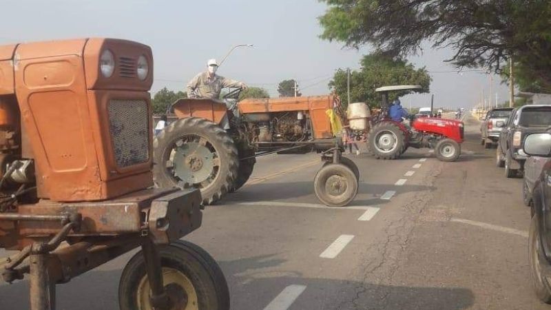 Productores cortan la ruta 38