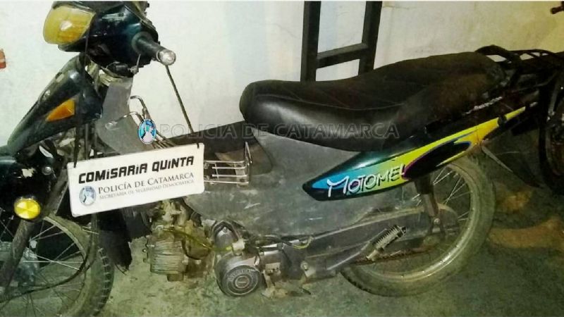 No pudo arrebatar un celular, escapó y abandonó la moto