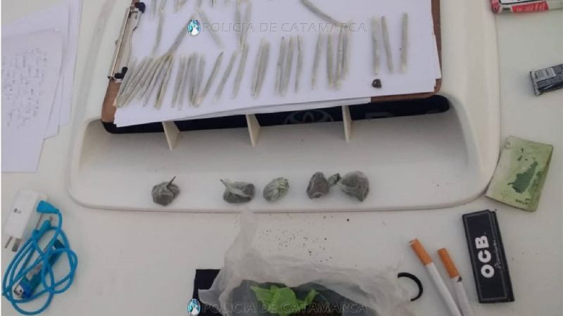 Detienen a dos jóvenes con 54 cigarrillos de marihuana