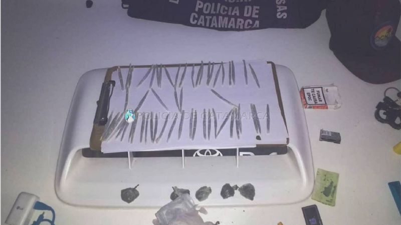 Detienen a dos jóvenes con 54 cigarrillos de marihuana