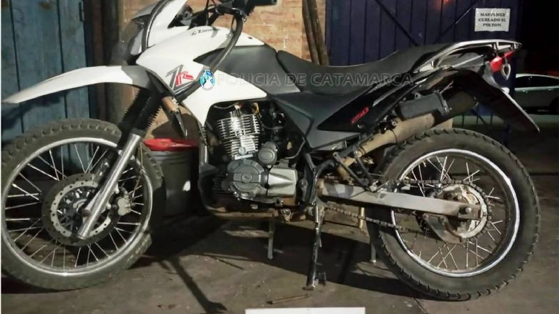 Policías lo sorprendieron empujando una moto