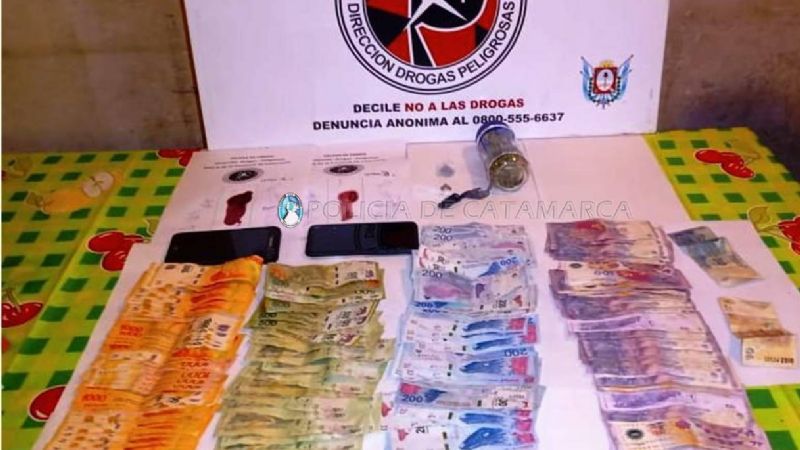 Secuestran 20 plantas de marihuana, ansiolíticos, 12 gr. de cocaína y más de 100 mil pesos