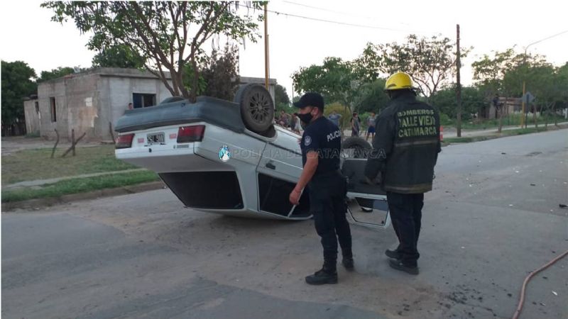 Chocó contra un auto estacionado y volcó