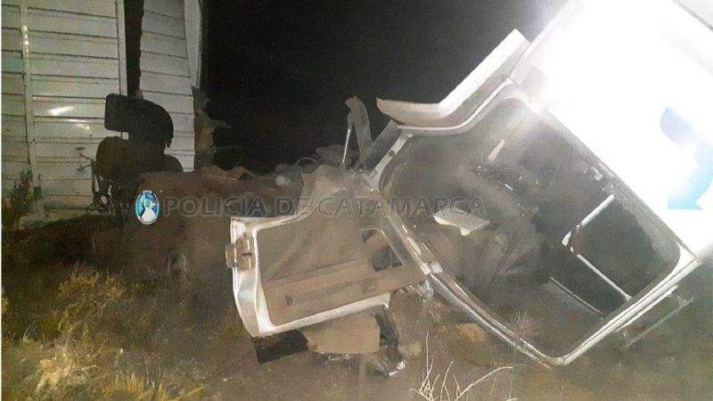 Camión cargado de cerámicos volcó en la Cébila