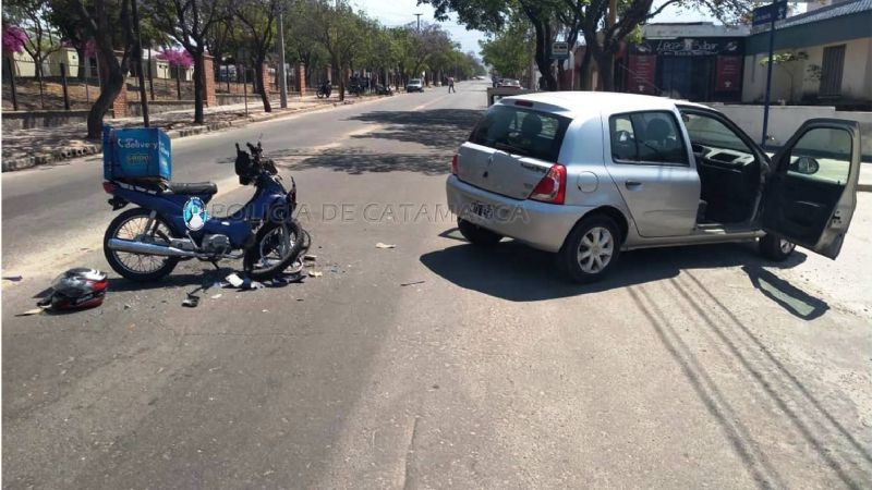 Fuerte choque en Av. Illia entre un auto y una moto