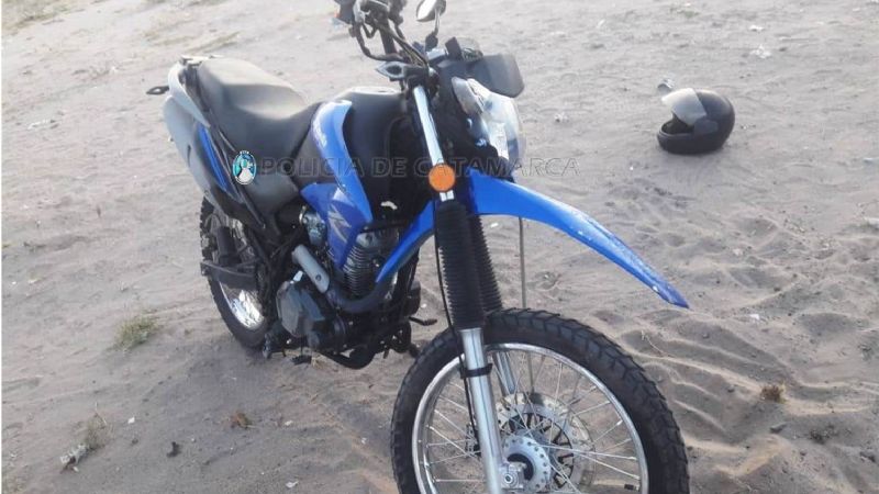 Motociclista se cayó de la moto y tuvo que ser asistido