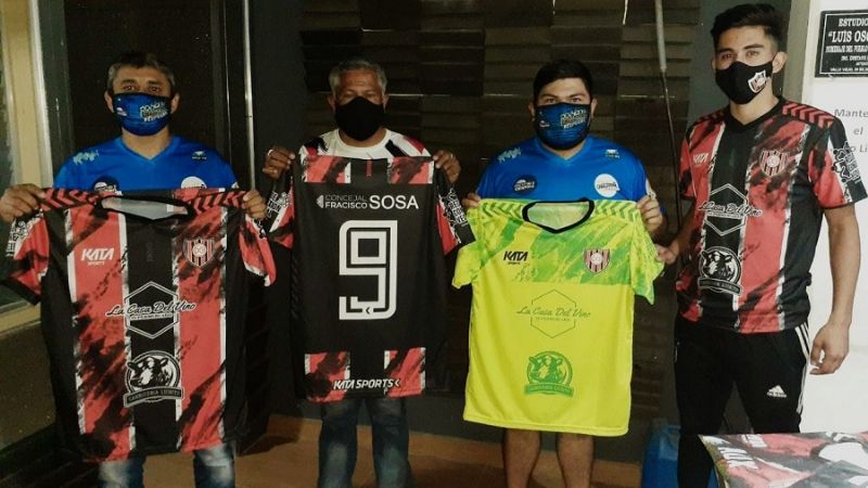 Chacarita, el “campeón virtual”, con pilcha flamante