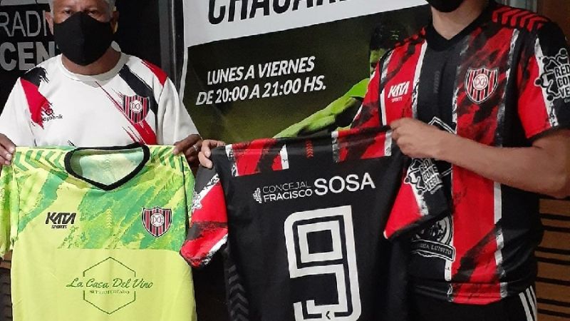 Chacarita, el “campeón virtual”, con pilcha flamante