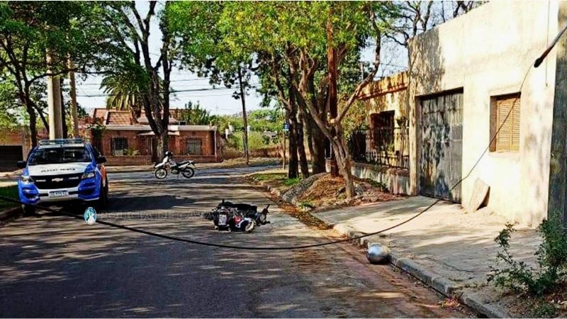 Motociclista se enganchó un cable y se cayó al suelo