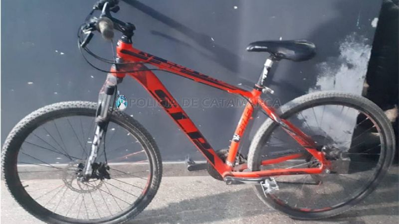 Arrestan a un joven y secuestran una bicicleta de dudosa procedencia