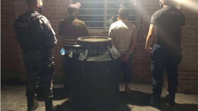 Robaron un tanque de agua y fueron sorprendidos por policías