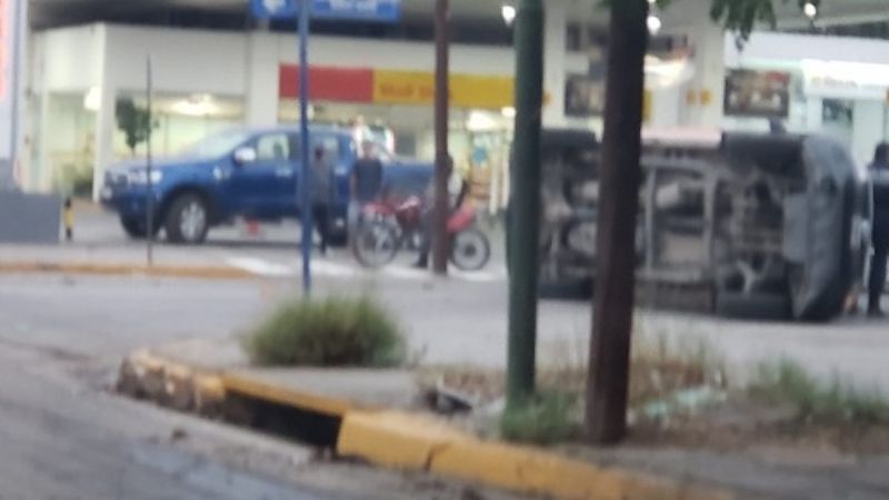 Policías iban a un accidente y en el trayecto chocaron y volcaron