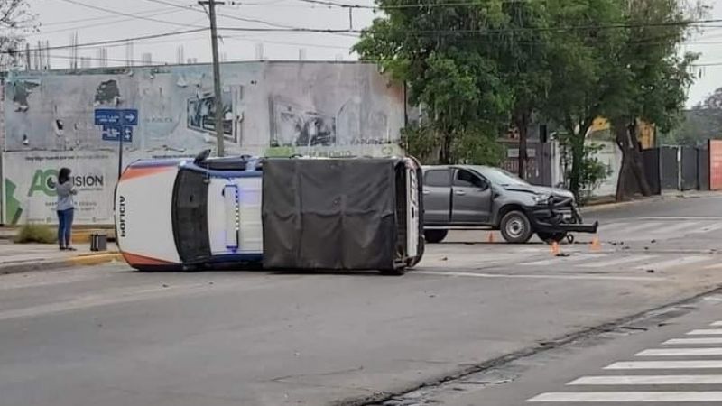 Policías iban a un accidente y en el trayecto chocaron y volcaron