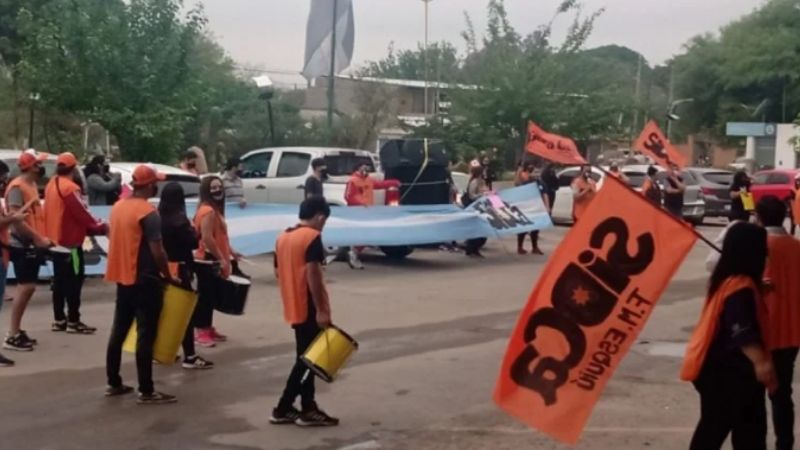 Docentes de Valle Viejo piden “sueldo digno” con una protesta