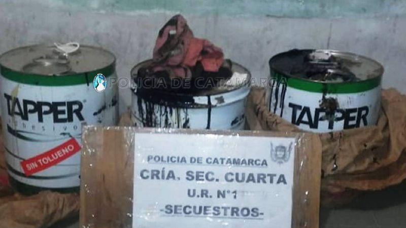 Arrestan a dos personas con tachos de alquitrán