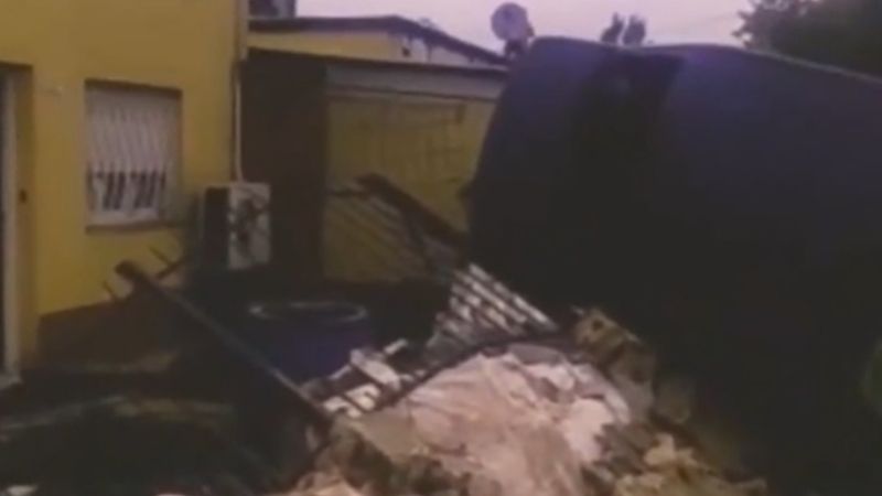 Dos hermanos de 11 y 14 años le sacaron el auto a su papá, y lo incrustaron contra una casa