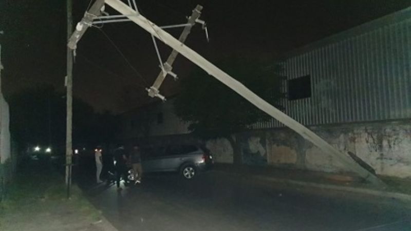 Chocó contra un poste y dejó sin luz al Centro toda la madrugada
